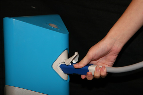 Better Place d�voile sa premi�re borne de recharge pour voitures �lectriques en Isra�l - Photo 2