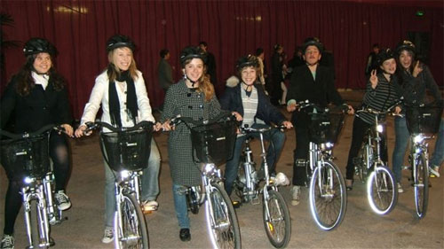 Des �l�ves souriants sur leurs v�los �lectriques