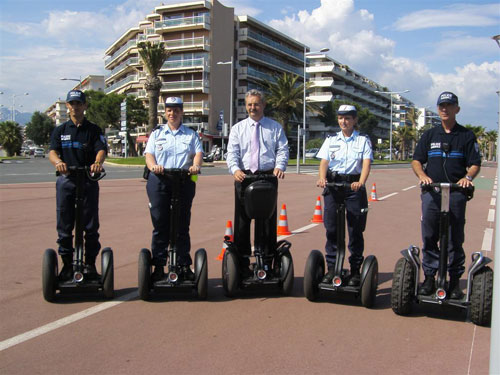 Louis Negre, Maire de Cagnes, et les policiers municipaux testent les Segway