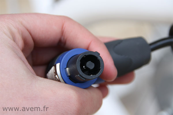 Pour sa v�lostation, Clean Energy Planet a recourt � un cable de charge sp�cial, plus endurant que les prises traditionnelles.