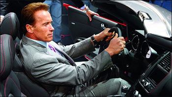 Los Angeles - Le gouverneur Schwarzenegger � bord de l'Audi e-tron - Photo 1