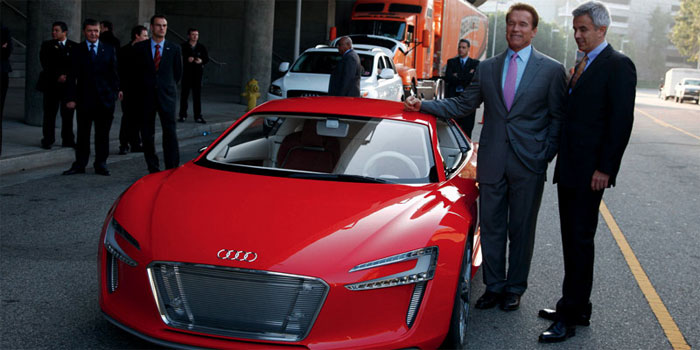 Los Angeles - Le gouverneur Schwarzenegger � bord de l'Audi e-tron - Photo 2
