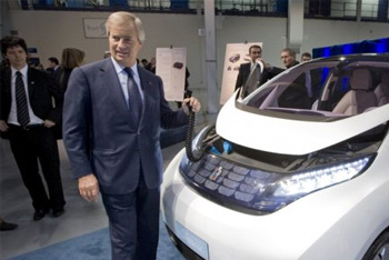 Vincent Bollor� pose aux c�t�s de la Bluecar, voiture 100% �lectrique dont la commercialisation est pr�vue pour 2010.