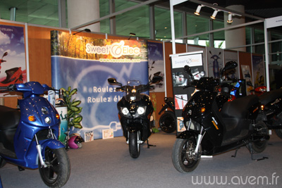Le Sweet GT (au centre) est entour� par les scooters �lectriques E-Max �galement import�s  par Sweetelec
