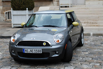 La Mini E sur le parvis du Minist�re de l'Ecologie le 3 septembre 2009