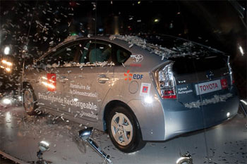 Le Maire de Strasbourg reçoit les clés de sa Prius hybride rechargeable - Photo 1 Le Maire de Strasbourg reçoit les clés de sa Prius hybride rechargeable - Photo 1