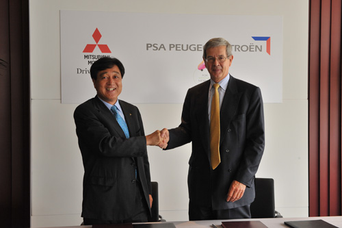 Osamu Masuko, PDG de Mitsubishi Motors Corporation (MMC) et Philippe Varin, Pr�sident du directoire de PSA Peugeot Citro�n ont sign� � Paris vendredi 4 septembre 2009, un accord marquant une nouvelle �tape dans leur coop�ration sur les v�hicules �lec