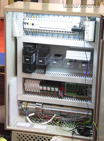 L'armoire �lectrique g�re notamment les chargeurs des engins.