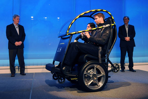 Le projet PUMA a �t� d�voil� par Jim Norrod (� gauche), PDG de Segway, et Larry Burns, Vice Pr�sident de GM - (� droite).