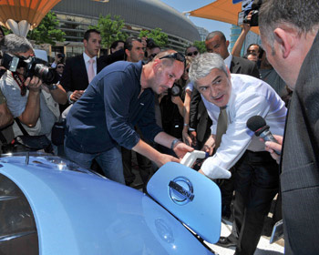 Jos� Socrates, Premier Ministre du Portugal, inaugure la premi�re borne de recharge pour v�hicules �lectriques � Lisbonne