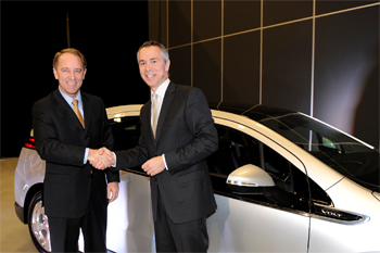 M. Marc Comeau, vice-pr�sident des ventes, de l�apr�s-vente et du marketing de General Motors Canada, et M. Thierry Vandal, pr�sident-directeur g�n�ral d'Hydro-Qu�bec, lors de l'annonce du partenariat pour l'acquisition de 20 voitures Chevrolet Volt.