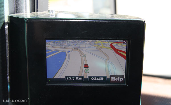 L'�cran VU Log est positionn� � gauche du conducteur et indique la distance parcourue, le temps d'utilisation et affiche une carte GPS....