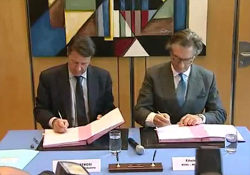 Christian Estrosi, Ministre en Charge de l'Industrie, et Edwin Khol, repreneur d'Heuliez, ont signé le 13 septembre un prêt de 8 millions d'euros Christian Estrosi, Ministre en Charge de l'Industrie, et Edwin Khol, repreneur d'Heuliez, ont signé le 13 septembre un prêt de 8 millions d'euros