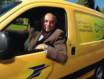 Jean-Paul Bailly, PDG du Groupe La Poste, a receptionn� les premi�res voitures �lectriques du Groupe d�but octobre � Saint-Etienne.
