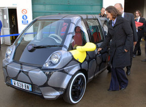 La r�gion Poitou-Charentes inaugure le lancement de la production de la Mia �lectrique - Photo 1