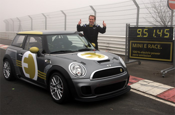 Thomes J�ger, ancien pilote de DTM, a conduit la Mini E sur le circuit de N�rburgring-Nordschleife