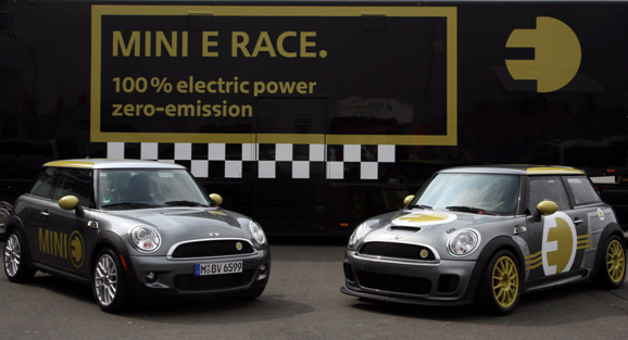 A gauche la version standard, � droite la version Race