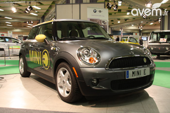 La Mini E, ici expos�e � Mobilis � Strasbourg, constitue la premi�re �tape de la strat�gie v�hicules �lectriques du groupe BMW