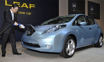 Un responsable de chez Nissan recharge la Leaf lors d'une pr�sentation � la presse � Yokohama le 30 mars 2010