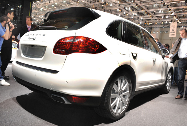 Porsche Cayenne S Hybrid - Le mod�le de s�rie d�voil� � Gen�ve - Photo 2