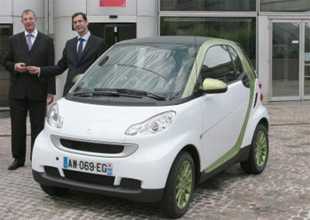 Mercedes-Benz France a remis � SFR les cl�s de leur premi�re smart fortwo electric drive, vendredi 2 juillet 2010, devant les locaux de SFR � La D�fense (92)