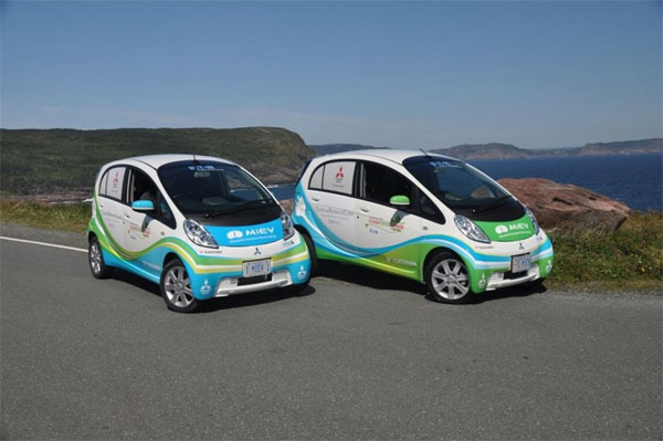 Sparky et Zippy font leur road-show � travers le Canada pour promouvoir le v�hicule �lectrique.
