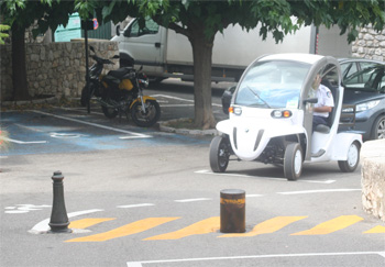 Gourdon - Une voiture �lectrique en libre-service pour acc�der � la zone-pi�tonne - Photo 1