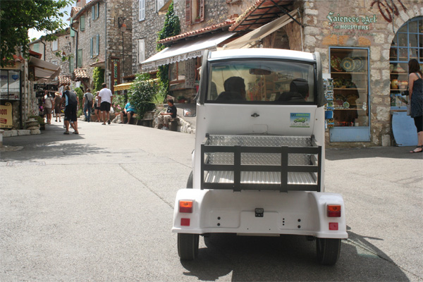 Sans bruit ni �missions, la voiture �lectrique ne d�range pas la vie du centre-ville de Gourdon...