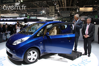 A Gen�ve, Vincent Bollor� a d�voil� la version client de sa voiture �lectrique Bluecar �quip�e de batteries Lithium-Metal-Polym�re