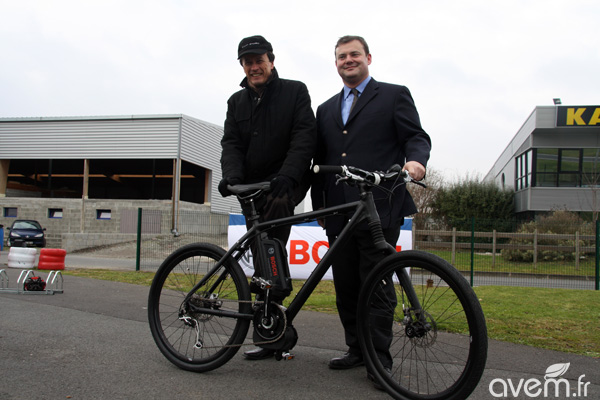 Rainer Jeske, directeur de la division eBike pour le groupe et Christophe Barret, directeur de l'usine mondevillaise, avec un v�lo �quip� de l'eBike.