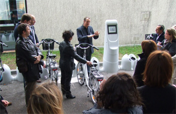 Pascal Gautherie, Directeur Commercial de Clean Energy Planet, pr�sente le fonctionnement de la v�lo-station �lectrique lors de l'inauguration le 23 novembre 2011.