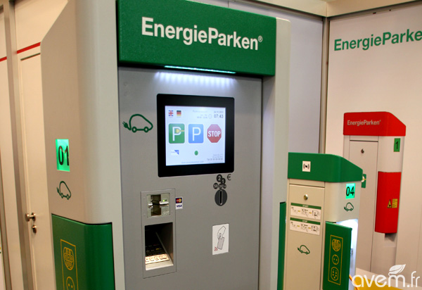 La borne � induction est pilot�e par un totem d�velopp� par Energie Parken int�grant le paiement et l'identification RFID.