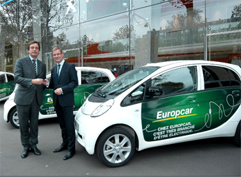 Vincent Rambaud, Directeur G�n�ral de Peugeot a remis les cl�s de la premi�re flotte �lectrique d�Europcar France � Philippe Guillemot, Directeur G�n�ral d�Europcar Groupe.