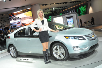 La Chevrolet Volt, en vente aux USA depuis le mois de d�cembre, est pr�sente au salon de D�troit ou elle a remport� le prix de Voiture de l'Ann�e pour l'Am�rique du Nord...