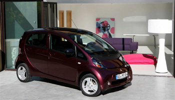 La Mitsubishi i-MiEV est disponible en trois coloris : blanc, noir et bordeaux La Mitsubishi i-MiEV est disponible en trois coloris : blanc, noir et bordeaux