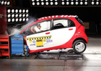 La Mitsubishi i-MiEV passe avec succ�s les crash-tests de l'ADAC - Photo 1