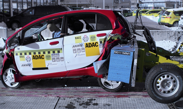 La Mitsubishi i-MiEV passe avec succ�s les crash-tests de l'ADAC - Photo 2