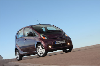 Vendue 29.700 € TTC aides déduites, la Mitsubishi i-MiEV annonce 150 km d'autonomie et une vitesse de pointe de 130 km/h. Vendue 29.700 € TTC aides déduites, la Mitsubishi i-MiEV annonce 150 km d'autonomie et une vitesse de pointe de 130 km/h.