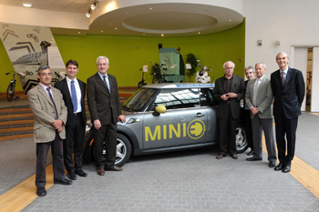 La Mairie de Paris re�oit les cl�s d'une Mini E - Photo 1