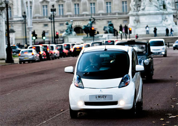Les deux premi�res Mitsubishi i-MiEV ont �t� livr�es aux clients londonniens du service Connect by Hertz