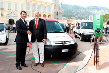 Christian Estrosi, D�put� Maire de Nice et Pr�sident de Nice C�te d�Azur et SAS le Prince Albert II ont pr�sent� le 2 septembre ont pr�sent� le nouveau partenariat pour l�utilisation de v�hicules �lectriques.
