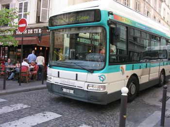 A Paris, le Montmartrobus est en circulation depuis 2001. Fin 2011, il sera rejoint d'une nouvelle ligne compos�e de 6 bus �lectriques de 22 places...