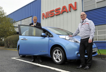 Simon Brooks, Vice Pr�sident de la BEI, et Trevor Mann, Vice Pr�sident Nissan Europe