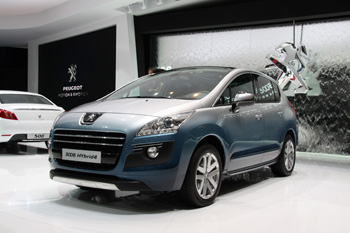 La Peugeot 3008 Hybrid4 a été lancée dans une édition limitée à 300 exemplaires à Genève La Peugeot 3008 Hybrid4 a été lancée dans une édition limitée à 300 exemplaires à Genève