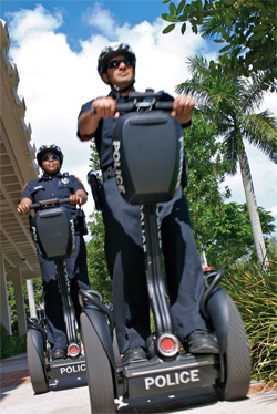 Patrouilles de police, circuits touristique, livraisons, demarchage... Le Segway s�duit de plus en plus de professionnels...
