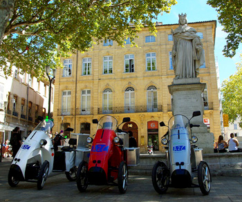 Les trois Tri'Ode aux couleurs d'A2C s'exposent sur le cours Mirabeau � Aix-en-Provence