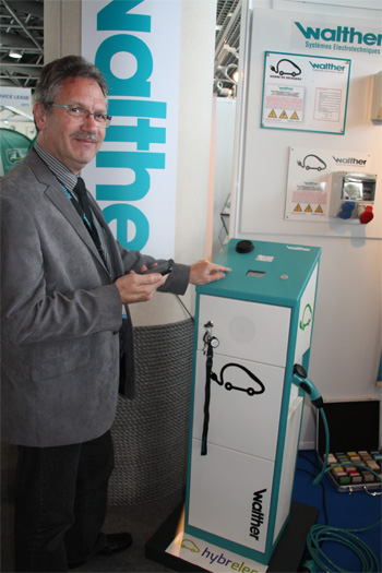 Jean-Luc COUPEZ, Directeur G�n�ral de Walhter France, nous a pr�sent� sa borne de recharge activable par SMS au salon EVER.