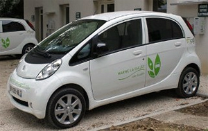 Illustration : Une voiture �lectrique en autopartage mis en place en juin 2011 pour les salari�s d'EPAMARNE