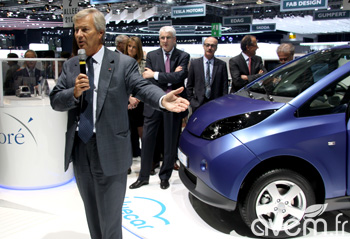 Vincent Bolloré, PDG du Groupe Bolloré, a annoncé à Genève l'immatriculation de la millième Bluecar pour Autolib' et le début des livraisons pour les particuliers. Vincent Bolloré, PDG du Groupe Bolloré, a annoncé à Genève l'immatriculation de la millième Bluecar pour Autolib' et le début des livraisons pour les particuliers.