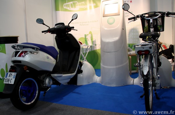 V�los et/ou scooters �lectriques, la borne d�velopp�e par CEP peut piloter jusqu'� 40 deux roues.